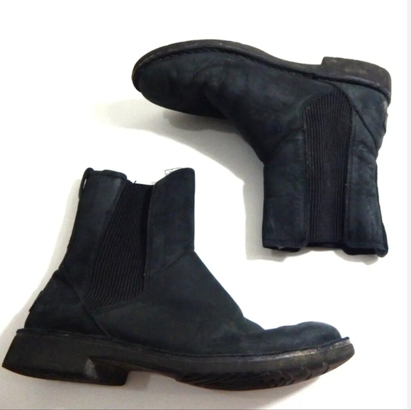Ugg Larra Chelsea Boots Black Nubuck - Picture 2 of 5